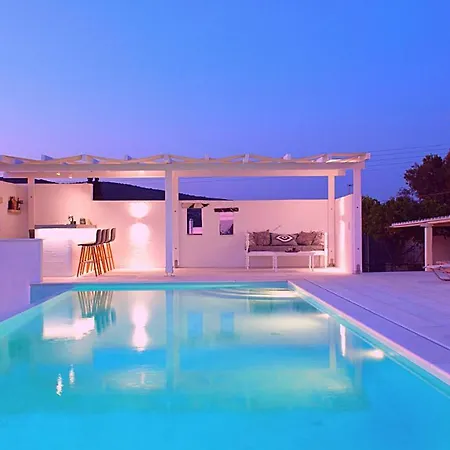 An Exceptional Holiday Experience 3br Modern Delphine Villa Parikia (Paros)